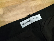 BERSHKA Flared Hose in Schwarz, weites Bein, fester Stoff, 65% Cotton Größe 40