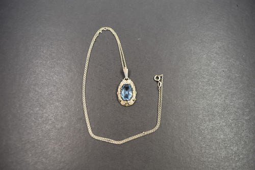 Antiker anhänger mit blauem - anhänger,