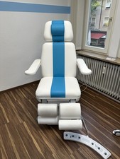 Behandlungsliege Podolog Stella 3s mit Memory-Fußschalter und weiteres Zubehör