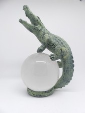Krokodil auf Glaskugel Figur