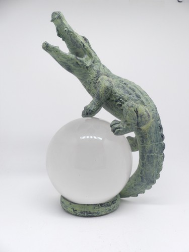 Krokodil auf glaskugel figur - krokodil,
