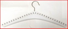Kleiderbügel (13) - mit weißem Kunstleder und Nieten
