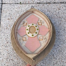 Alte Klosterarbeit Schaukasten Bild + 5 Reliquien Agnus Dei Lamm Gottes Antik