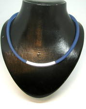 DESIGNER HALSREIF COLLIER VON PETRA MEIREN KAUTSCHUCK BLAU ALUMINIUM VERSILBERT