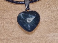 Halskette mit Halbedelstein-Anhänger in Herzform Moosachat dunkelgrün