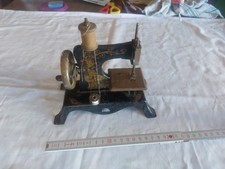 Antike Kindernähmaschine -