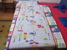 Kinderbettwäsche 1,30 x 1,80  "Fahrzeuge-Häuser-Bäume"  (Bezug & Kissen)