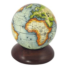 Globus auf Holzsockel
