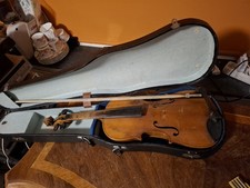 Antike Geige mit Bogen und