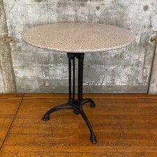Runder Tisch | Vintage Bistrotisch mit polierter Granitplatte & gusseisernem Fuß