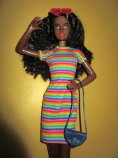 B755) DUNKELHÄUTIGE AA BARBIE IN MODEL-POSEN-HALTUNG BUNTES KLEID+SCHUHE+TASCHE