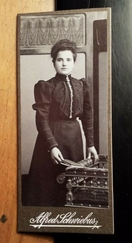 Stehende junge frau mit buch - junge,