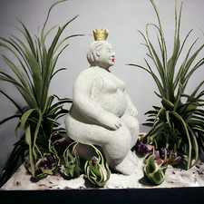 Kantenhocker - Eva auf Kante sitzend mit  Krone- Massiver Steinguss