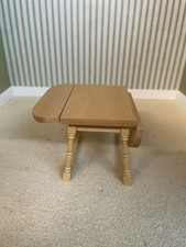 Puppenstubenmöbel im Maßstab