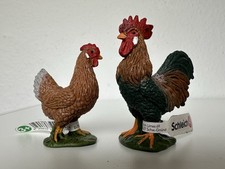 Neu Set Schleich Farm World Henne 13826 Hahn 13825 Mit Fähnchen Sammlerstücke