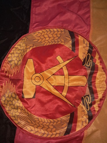 Ddr staatsflagge mit wappen - mit,