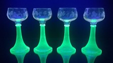4 Weingläser aus Uranglas