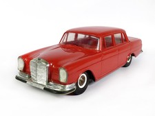Lot 8208 Gama Mercedes 220 S