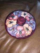 Moorcroft Deckelschale Stiefmütterchen