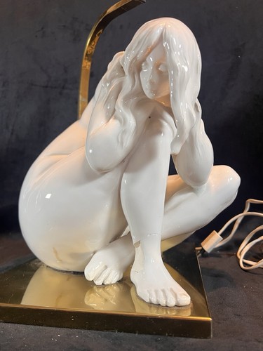 Große weiße nackte lampe - große,