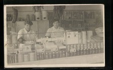 Zwei Verkäuferinnen hinter der Ladentheke, Geschäft, Ansichtskarte 