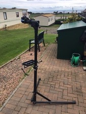 Montana Bike Maintain Akne Arbeitsständer mit magnetischer Werkzeugablage.