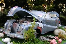 Diorama Scheunenfund (Barn Find) BMW 502 (1955) in 1:18