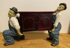 Dick & Doof - Stan und Olli -  als Möbelpacker Duo, mit Kommode