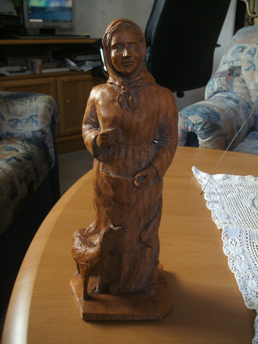 Holzfigur bäuerin mit schaf - holzfigur,