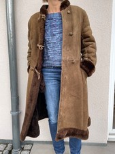 Cooler veganer Wintermantel in Wildlederoptik mit Plüschfellfutter und Mütze