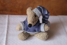 Maus mit blauem Pulli und gestreifter Zipfelmütze Stofftier Figur