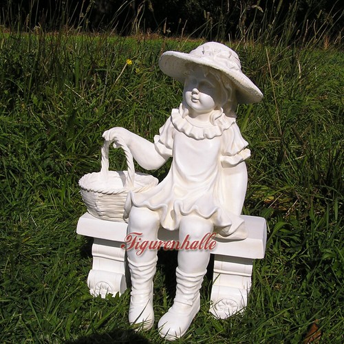 Mädchen auf bank gartenfigur - bank,