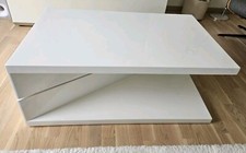 moderner weißer Hochglanz-Couchtisch