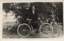Proud Young Man Mit Bicycle-Frame Luft Pumpe ?~ Regal Real Foto Postkarte