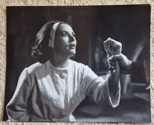 DIE UNSICHTBAREN KRALLEN DES