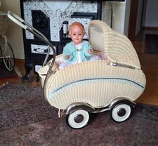 Sehr schöner Korb Puppenwagen, 50er J. mit Cellba Puppe u. Garnitur Kinderwagen