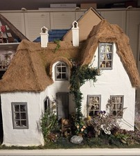 Puppenhaus 4 Räume, Treppenhaus - liebevoll eingerichtet mit Beleuchtung -Unikat