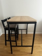 Stylischer Ikea Stehtisch mit