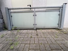 2 Balkonbrüstungen / Zaunelemente aus verzinktem Stahl und VSG