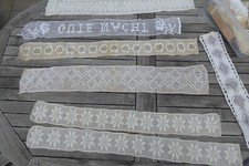 Häkelbordüren Landhausstil Handarbeit für Bauernschrank Sprossenfenster Regale