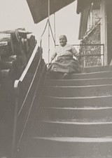 Alte Frau sitzt ganz oben auf