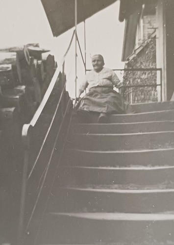 Alte frau sitzt ganz oben - alte,