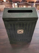 alter Metallbriefkasten