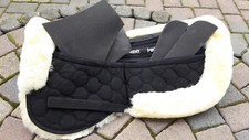 HKM Lammfell Korrektur Sattelkissen Sattelpad mit Memory Foam Pads 
