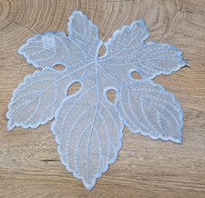 Kleines Organza - Zier - Deckchen Blattform hellblau Ø 26-28 cm bestickt
