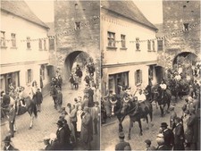 2x sehr alte Echt Foto AK Mindelheim Festumzug Pferde Personen Stadttor Altstadt