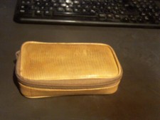 Leeres, neues Nessesair aus beigem Leder