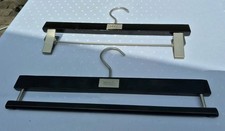 2 hochwertige Boss Hosen-/Rockbügel Holz Schwarz 37 cm 