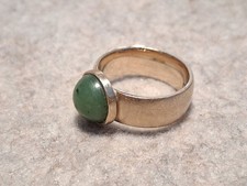 Ring mit einem Jade Edelstein
