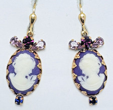 Wunderschöne Gablonzer Gemmen-Ohrringe Lila Kamee, Tombak-Goldpolitur